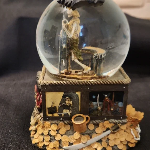 WALT DISNEY PIRATES ☠️ OF THE CARIBBEAN SNOW GLOBE. SKELETON SHIP WHEEL GLITTER - Picture 6 of 10